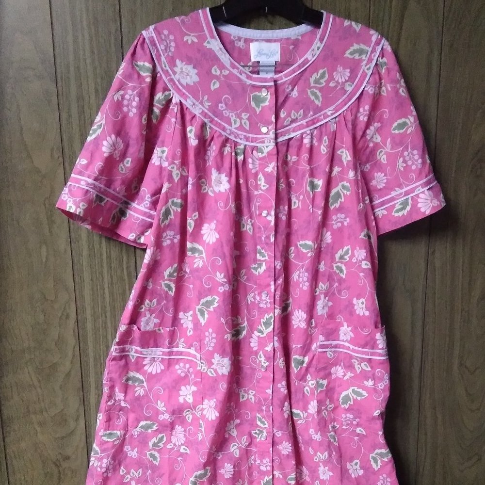 vintage pink floral house dress/nightgown size M - see description